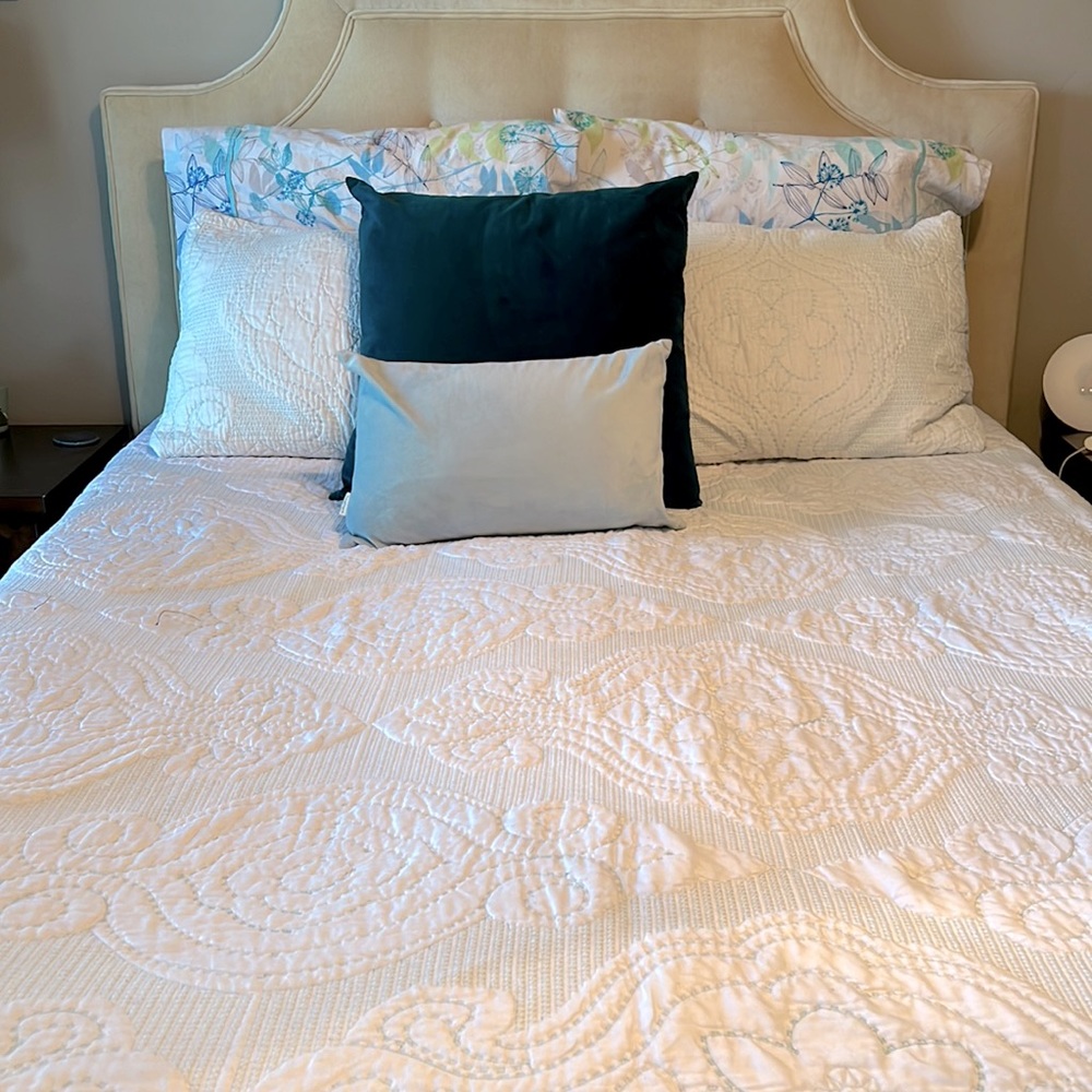 EUC Complete queen quilt set